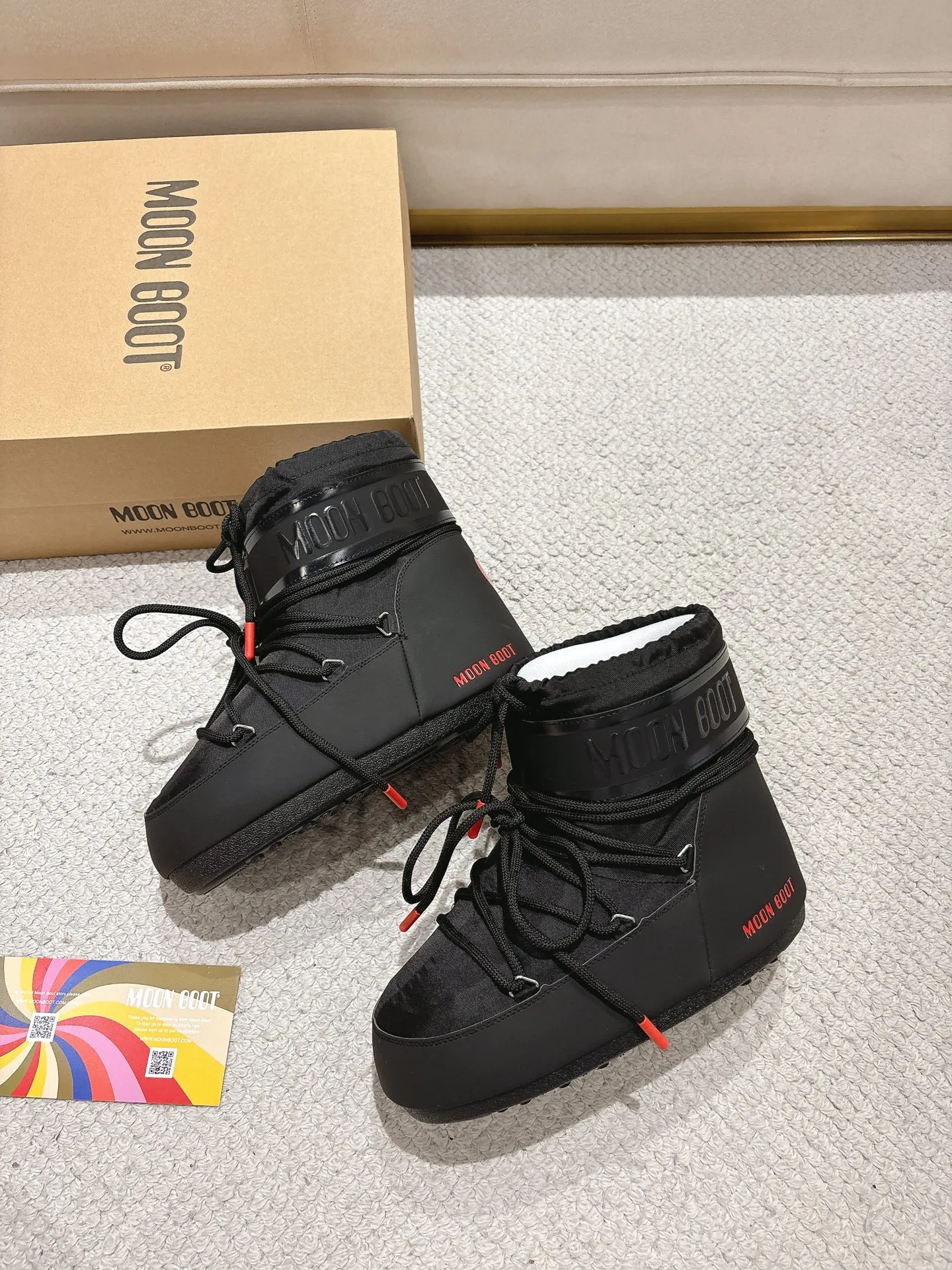 p660 short style, love style: ❤️ Moon Boot2025 vs autumn and winter hot snow boots series... [Ugly Moon Snow Boots] Forget UGG, fashionable people are wearing Moon Boot snow boots. If you find it difficult to accept the revival of UGG, then there is now a more alternative snow boot that is back, with an inner diameter of 4 cm. That is the Moon Boot. It has been very popular in the millennium. Back then, Paris Hilton and Victoria Beckham Celebrities often wear it, and now the Y2K trend is popular again. The same style is worn by young people in QQ shows, and the ugly snow boots that are shown in thousands of people have become popular again, regardless of men and women. They look slim but warm and easy to wear... ❶Fabric: Original custom/cowhide/woven wool/high mercerized waterproof cloth ❷Inner: original 100% silk cotton liner ❸foot: original 100% silk cotton liner ❹ Outsole: Original molded two-color non-slip outsole ❺ Sole thickness: 4cm (including **) ❻ Code number: 35/38; 39/41; ❼ Packaging: Original full set of packaging ☀ Color: Official website updated simultaneously